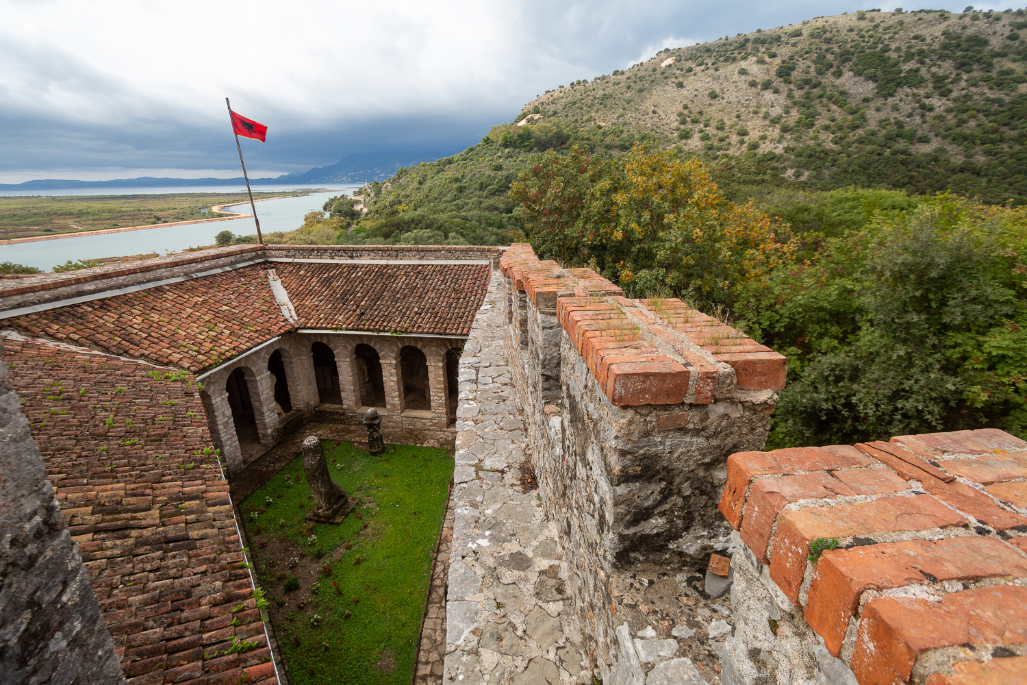 Château vénitien de Butrint dominant la lagune, panorama sur la mer Ionienne et les collines albanaises.