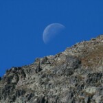 La lune se lève sur la vallée