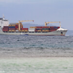 Porte-conteneurs dans la baie de Nouméa