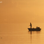 Pêcheurs dans le soleil couchant