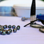 Les perles noires de Tahiti sont en réalité très rarement noires. Elles sont grises, aux reflets violets, verts ou bleus.