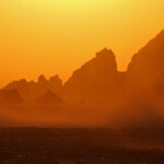 Le soleil se couche sur les derniers sommets de l'île du Nord
