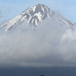 Le mont Taranaki sort de la brume