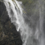 Les falaises du Fjordland sous la pluie