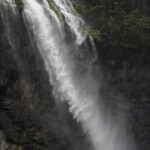 Les falaises du Fjordland sous la pluie