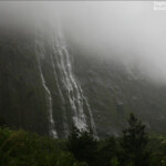 Les falaises du Fjordland sous la pluie
