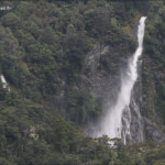 Les falaises du Fjordland sous la pluie