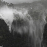 Les falaises du Fjordland sous la pluie