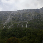 Les falaises du Fjordland sous la pluie