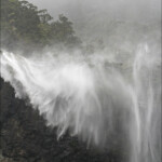 Les falaises du Fjordland sous la pluie