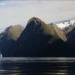 Le soleil se lève sur les sommets de Milford Sound