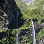 Chutes d'eau dans le Milford Sound