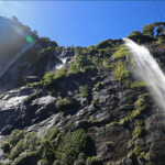 Chutes d'eau dans le Milford Sound