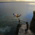 Enfants sautant depuis les falaises de Doking